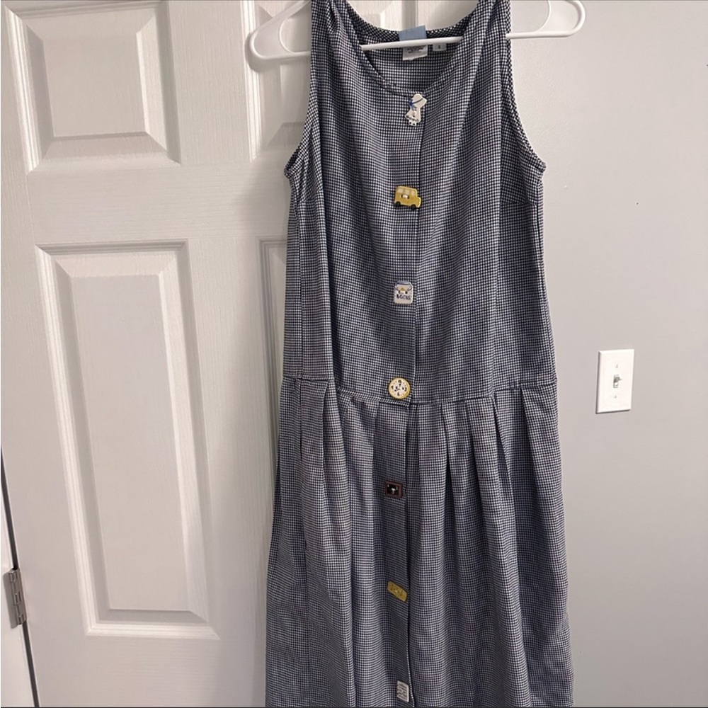 Adorable vintage teacher dress with button details. Size 6-loose fit